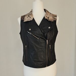 Stylish Black Vest with Snake Print Collar‎